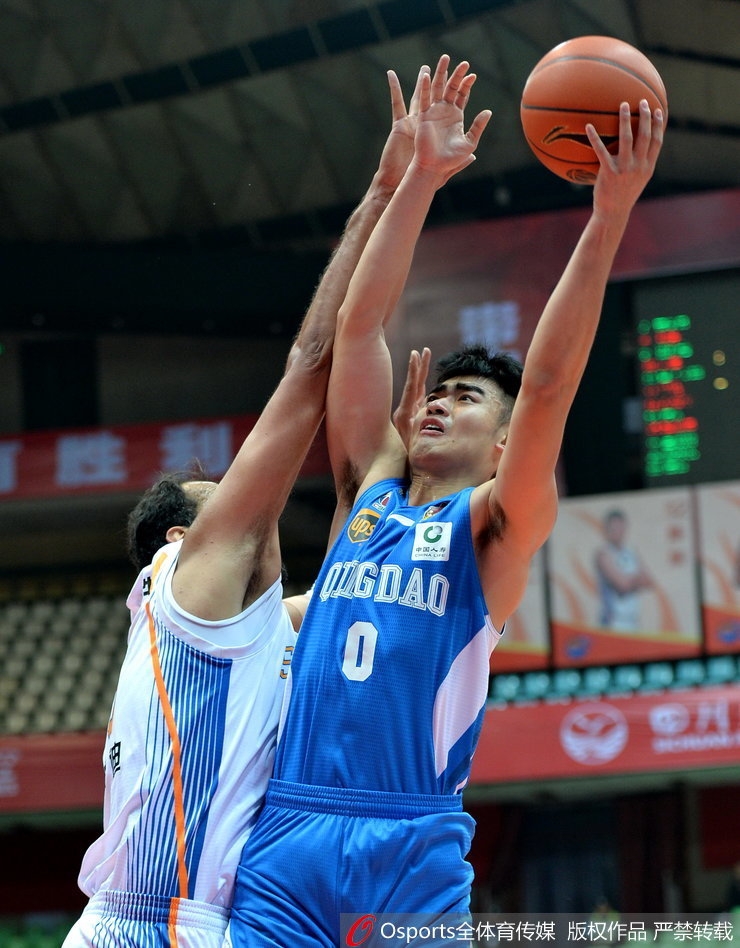 面对对方严密的内线防守，青岛队外援兰佩展现了全面的进攻技巧，他利用灵活的脚步转身抹入内线，在失去平衡的情况下依然将球打进，并造成对手犯规，为球队续命。