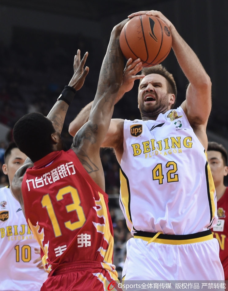 获胜后的北控球员们紧紧相拥，汗水与笑容交织，团结一心的画面定格成这个夜晚最温暖的瞬间。