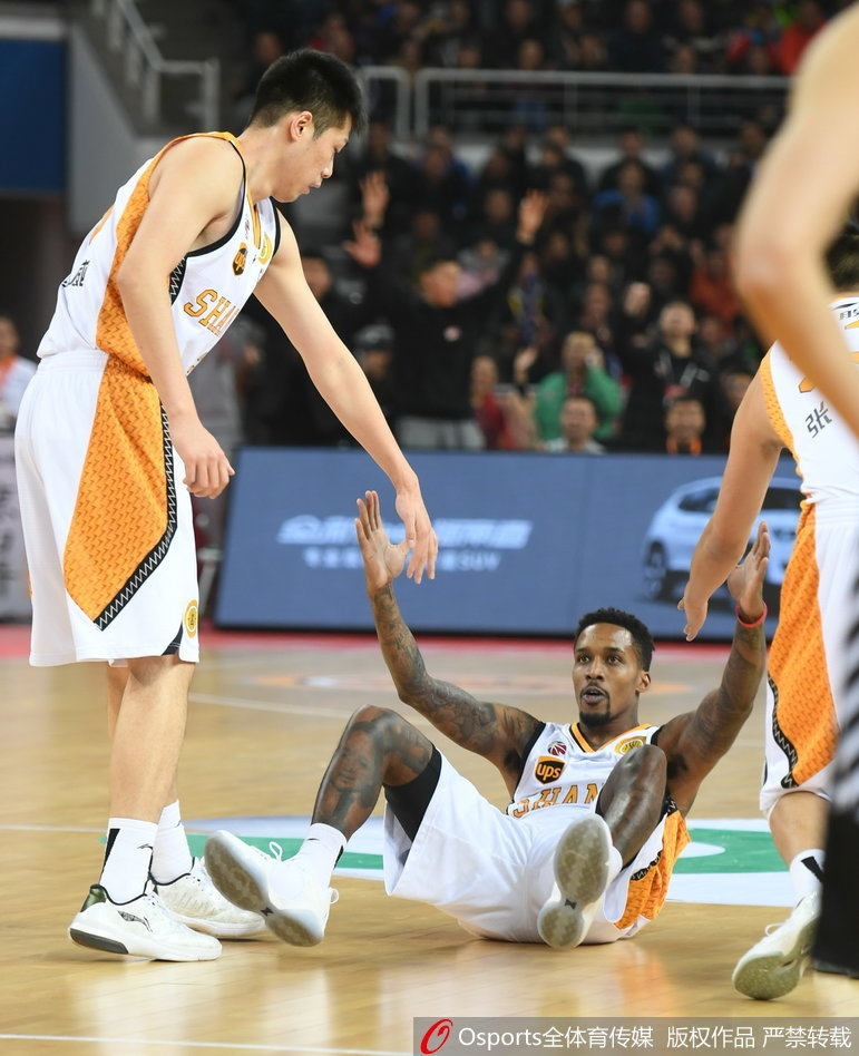 终场哨响,辽宁球员紧紧围成一圈庆祝这场来之不易的逆转胜利,郭艾伦与队友击掌相庆,脸上写满了属于强者的骄傲。