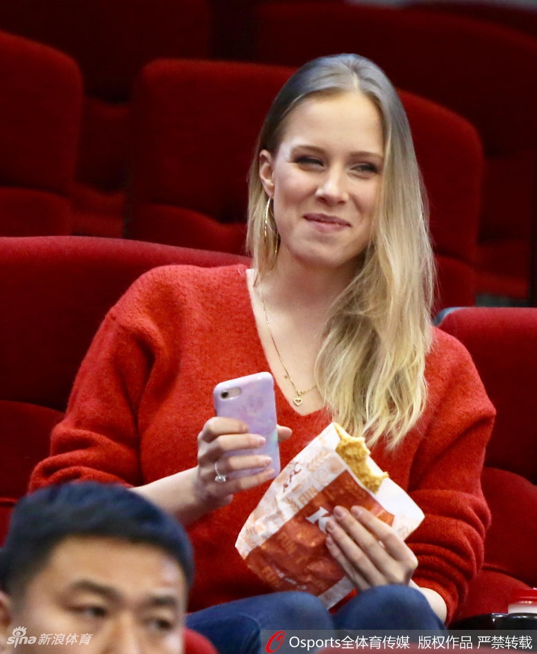 莫泰在篮下强打,看台上妻子目光如炬,双手轻合仿佛在默默祈祷。这一刻,赛场的激烈与看台的柔情交织,构成一幅铁汉与佳人遥相呼应的动人画面。