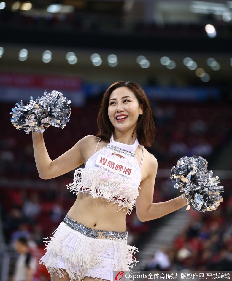 北京首钢篮球宝贝身着靓丽舞裙,在赛场中央伴随着动感音乐尽情舞动,灿烂的笑容如同冬日暖阳,瞬间点燃全场观众的热情。