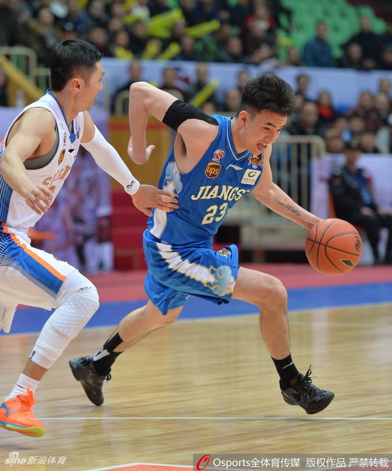 迪奥古与哈达迪双塔连心，高举高打镇守禁区，令江苏肯帝亚的突破好手们难以逾越雷池半步。