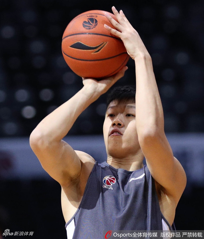 拉伸放松阶段，马布里席地而坐，表情沉静自若。汗水浸湿了他的训练服，但眼神中的火焰从未熄灭，仿佛一头蓄势待发的雄狮。