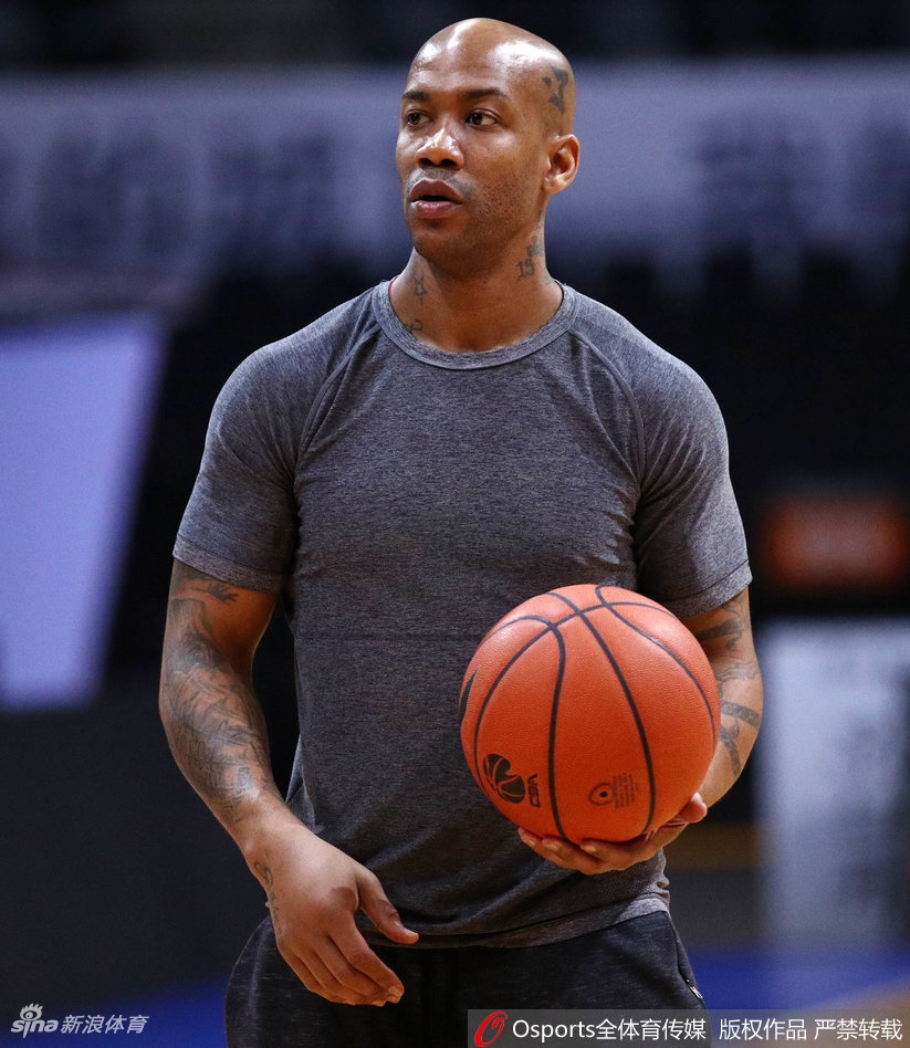 马布里在场边坐下，手握水壶补充水分，眉宇间透着一丝凝重。即使只是赛前热身，他额头上也渗出细密的汗珠，显示出训练的投入程度。