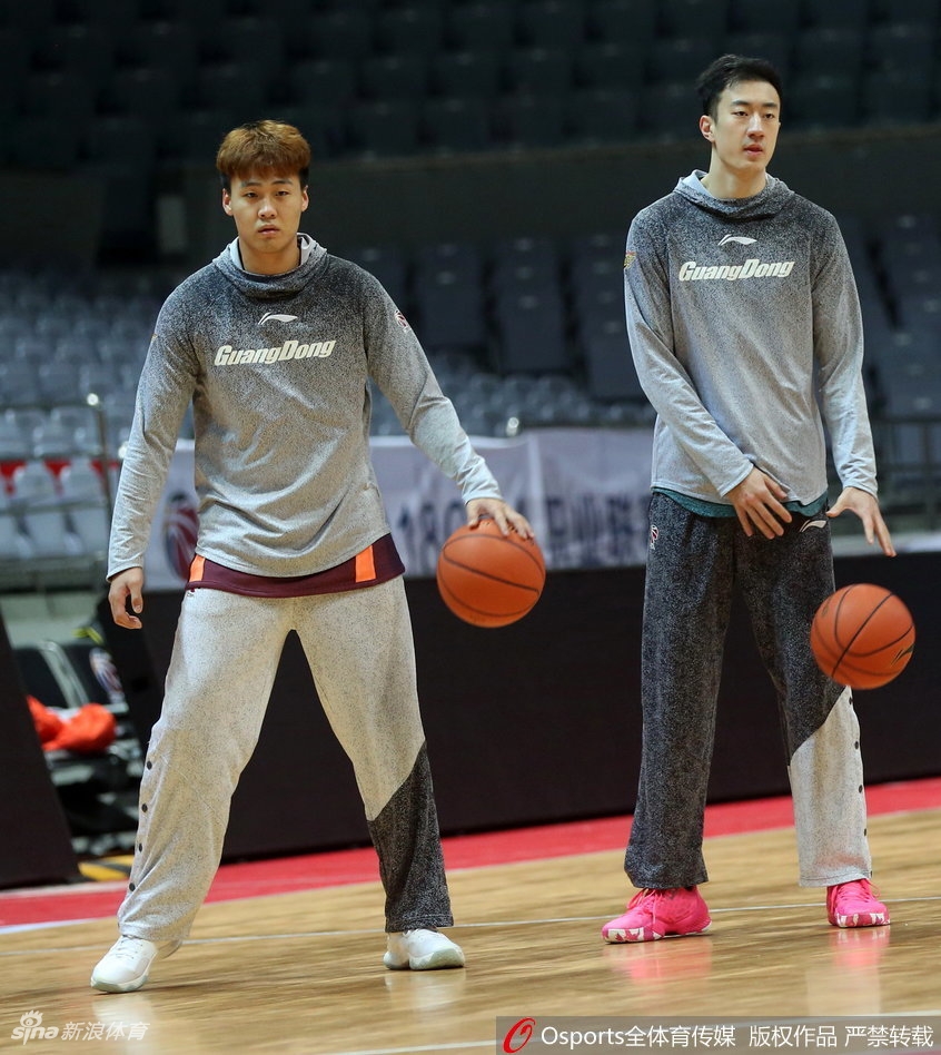 训练结束,赵睿拿起毛巾擦汗,背景是空旷的球场,此刻的宁静正是为了赛场上的喧嚣。