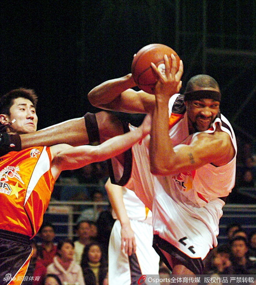 辽宁男篮核心郭艾伦快速持球推进,脸上带着顽童般的笑容,展现出他灵动且富有激情的球风。