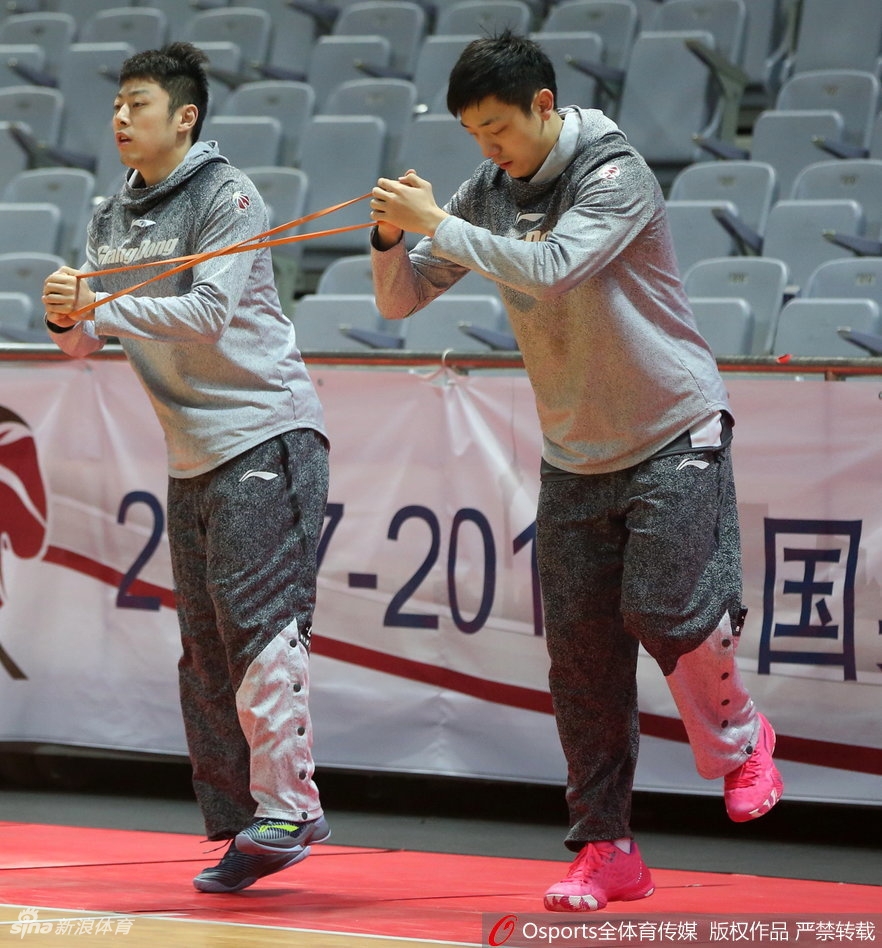 高速奔袭中,赵睿如一道黑色闪电,腾空而起,指尖轻挑,篮球划出美妙的弧线奔向篮筐。