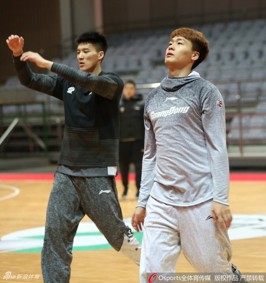 赵睿目光如炬,持球蓄力,犹如一张拉满的弓,静待战机划破对手防线。