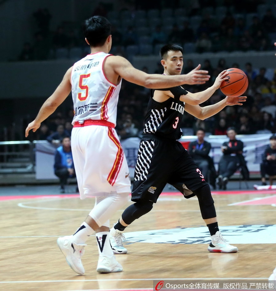 巴斯迎着许钟豪防守单臂隔人暴扣,霸气十足打成2+1