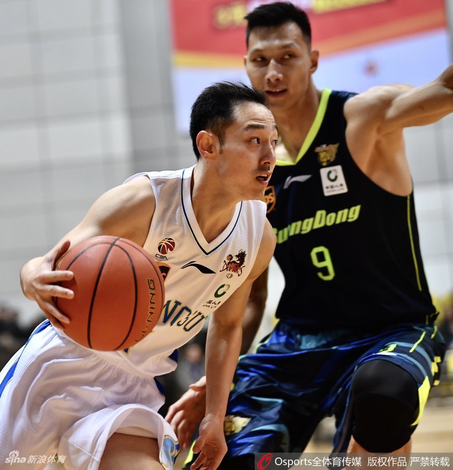 中国男篮核心易建联在篮下卡位抢下关键篮板，肌肉线条分明，身后的肯帝亚球员奋力拼抢，展现了内线争夺的激烈程度。