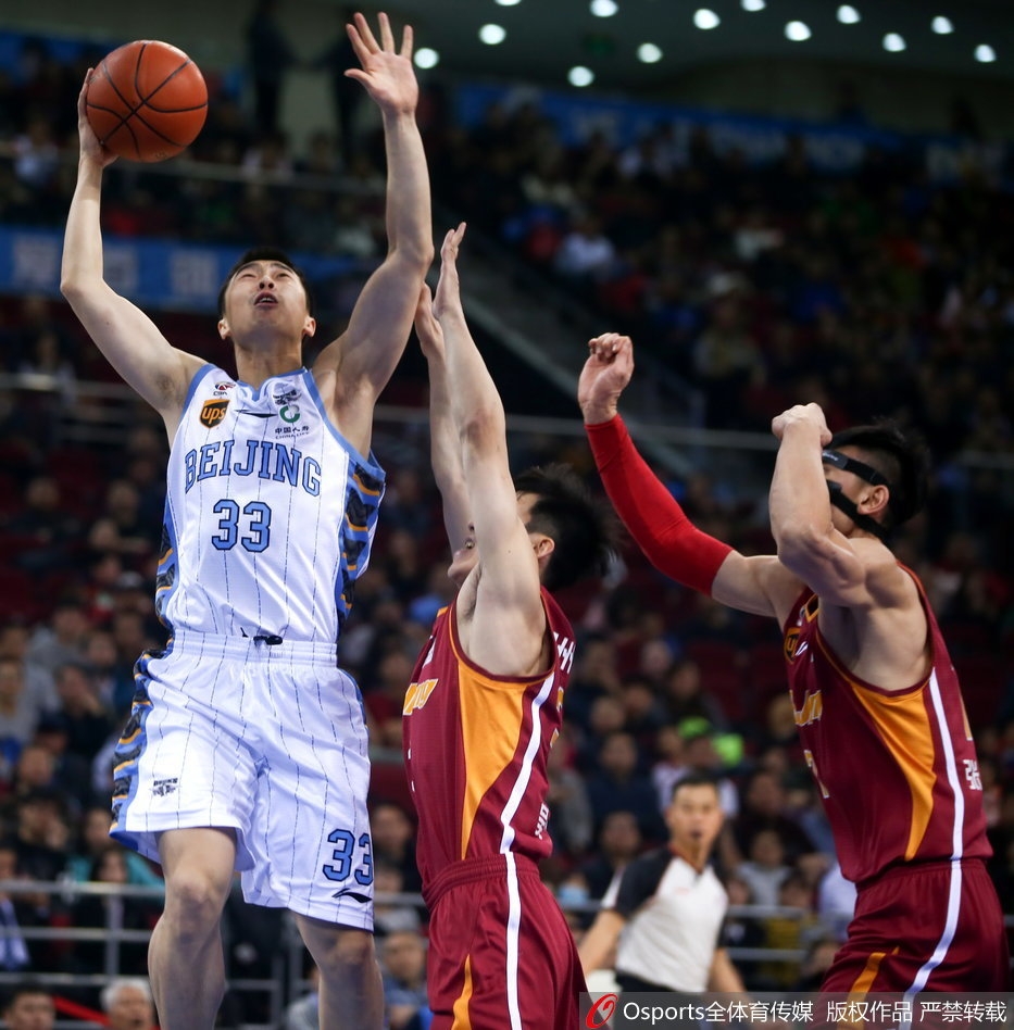 周琦在胡金秋与孙铭徽的包夹之下依然高举高打，试图用身高优势为北京队打开局面，现场气氛剑拔弩张。