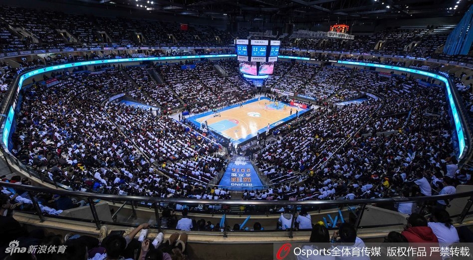 北控外援在严密防守下强行突破，他神情坚毅，肌肉线条分明，与首钢防守球员的手臂交织在一起，力量与对抗感溢出画面。