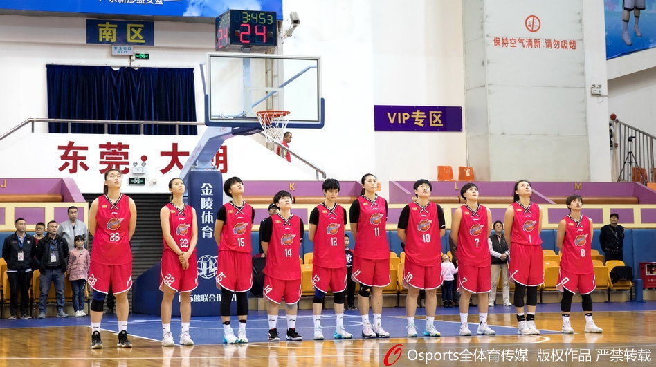 赛后广东队球员们在中圈围成一圈，击掌庆祝这场来之不易的大胜，每个人的脸上都洋溢着笑容