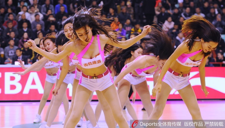 镜头拉近,一位领舞的篮球宝贝扎着高马尾,正全情投入地舞动身姿,她自信的眼神和标准的舞姿吸引着全场目光,背景是模糊的观众席