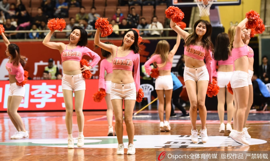 在球队得分后，场边的篮球宝贝们激动地跳起来为球员鼓掌喝彩，她们的情绪与比赛的进程紧密相连，是球队最忠实的第十二人。