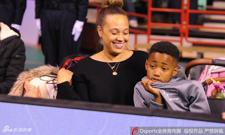 巴斯抱着孩子在场边与友人交谈，铁汉柔情在这一刻展露无遗，孩子的笑容是他挥洒汗水的最好回报。