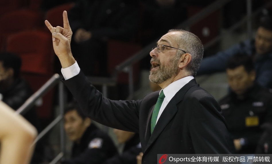 新疆队球员亚当斯在吉林队多人包夹防守下，依然从容运球寻找战机，眼神中透露出卫冕冠军的坚定。