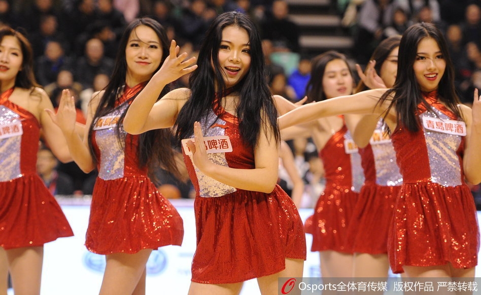 一个高难度的托举动作引来现场惊呼,篮球宝贝们展现出力与美的结合。她们默契的配合和专业的表演,丝毫不逊色于场上的运动员。