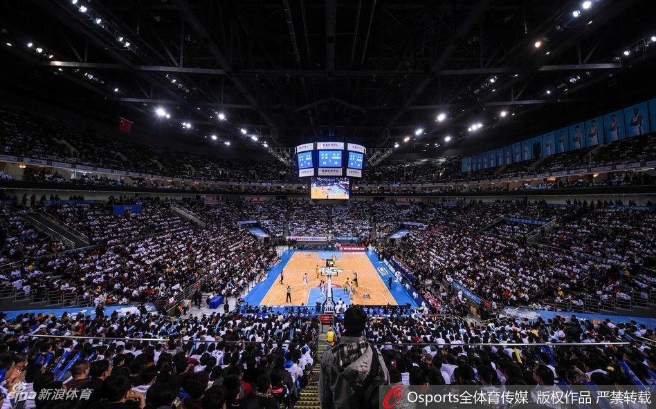 获胜后，北京首钢球员们紧紧围成一圈，他们挥臂怒吼，脸上洋溢着胜利后的狂喜，汗水在灯光下闪耀，团队篮球的激情感染全场。