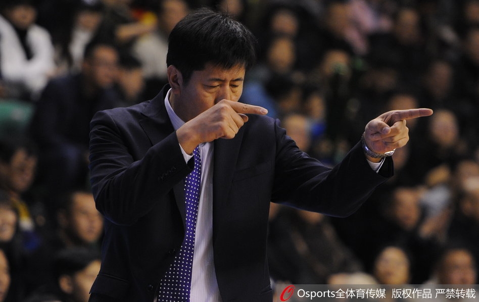 兰多夫内线强攻巴斯，肌肉碰撞火花四溅，这场老友对决充满了原始的篮球激情