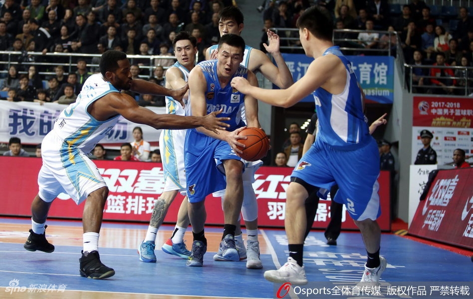 李江淮奋力跃起,从对手头顶将球拨给队友,这次关键的抢断吹响了福建队快攻的号角。