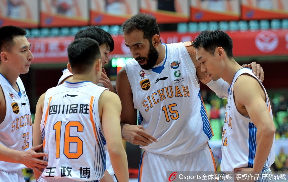 北京队小外援杰克逊带伤作战，在三分线外自信出手，篮球划过一道完美弧线直坠网窝