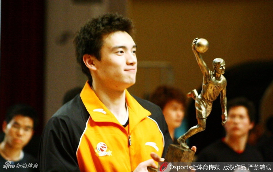 赵泰隆奋力一跃,成功飞越一个巨大的充气篮球鞋模型,身体在空中划出完美弧线,创意十足。