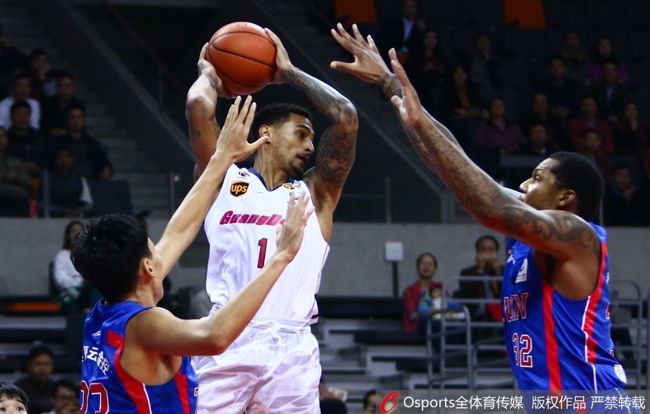 终场哨响，比分牌定格在99-91。广东队的球员们如释重负地聚拢在场上，虽然过程有些波折，但胜利终究留在了东莞。这场惊心动魄的比赛，也为球迷们留下了深刻的印象。