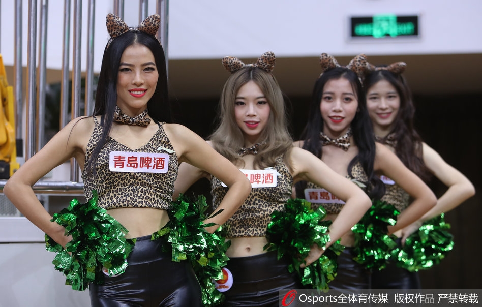 镜头拉近，这位篮球宝贝手持金色花球，脸上洋溢着自信灿烂的微笑，即便在休息时刻也保持着最佳的舞台状态。