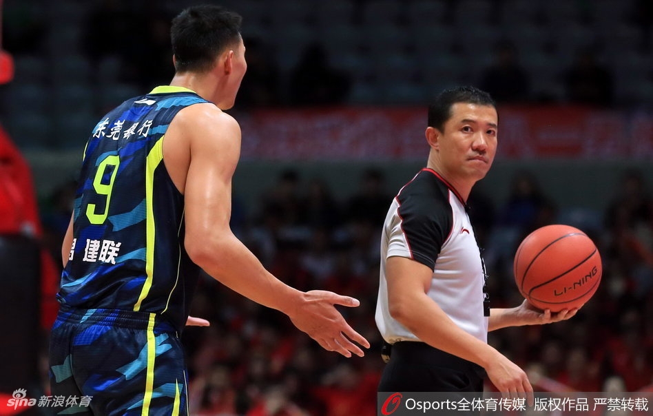 任骏飞在乱战中高高跃起,以一记双手暴扣终结进攻,展现了国内顶尖锋线的劲爆身体素质。