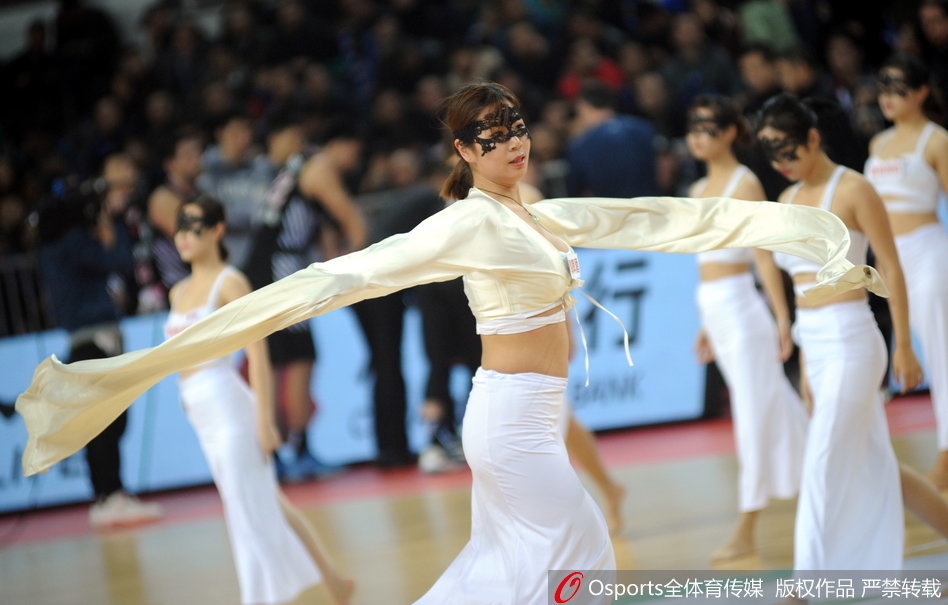 赛场上,篮球宝贝们手持花球摆出帅气pose,面具在聚光灯下闪烁着金属质感的光芒。