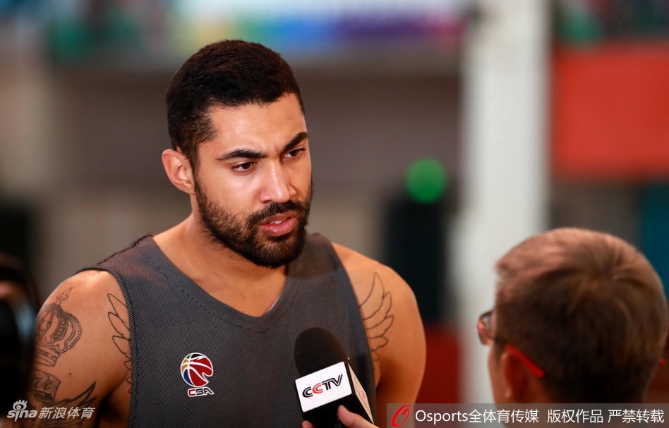 更衣室内,调皮的布拉切在板凳席上耍宝搞怪,他夸张的表情逗乐了正在换装备的队友。尽管当时他即将被替换,但那一刻的快乐篮球氛围依然感染着在场的每一个人。