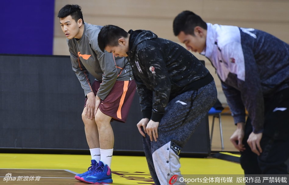 球员们在进行战术演练,专注的神情和整齐划一的动作,显示出平日严苛的训练标准,即便是一次普通训练也如同实战般认真。