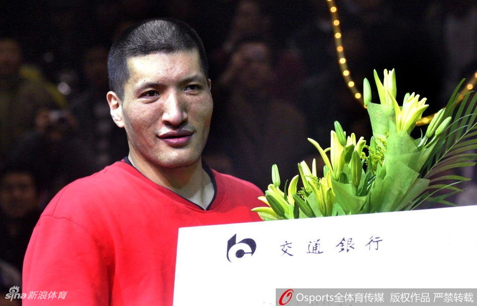 山东男篮前锋丁彦雨航持球突破,面对防守球员的干扰强行上篮,动作飘逸灵动,充满了进攻侵略性。