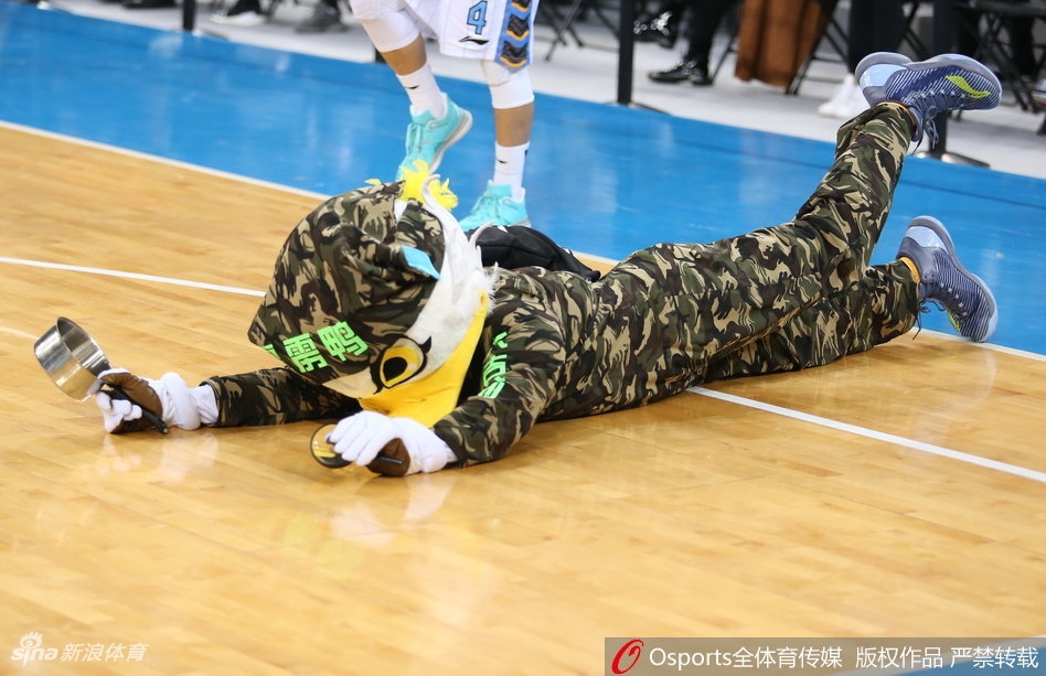 比赛即将结束，霹雳鸭坐在场边的台阶上，双手抱着巨大的脑袋作思考状，仿佛在回味整场比赛的精彩瞬间，又像是在琢磨下一个能让球迷开怀大笑的新点子。