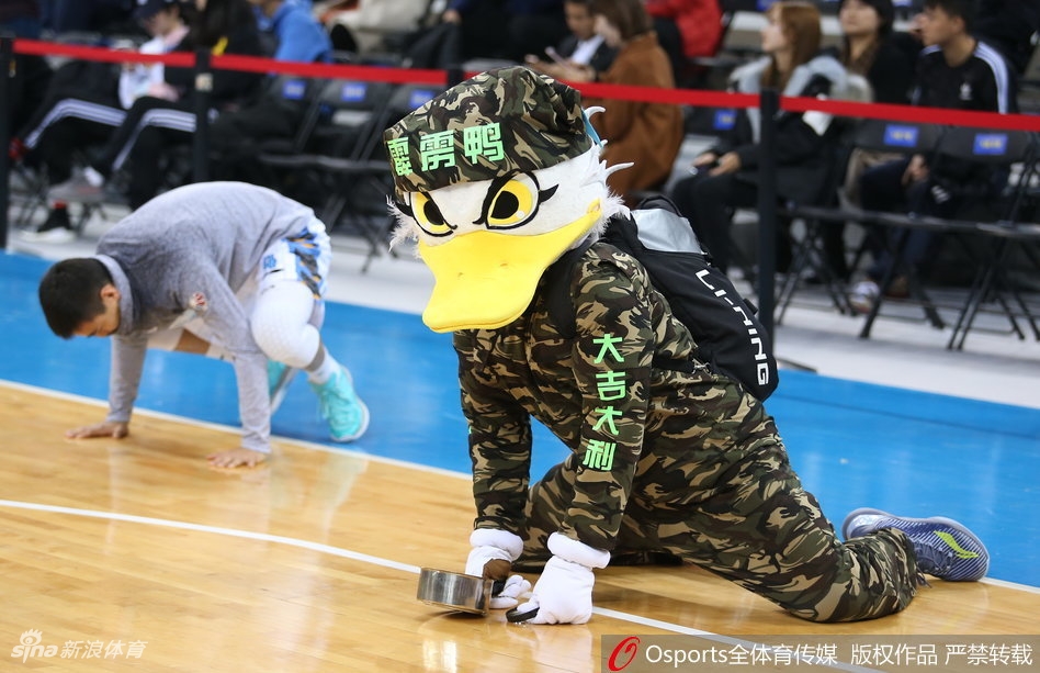 看到场上有精彩进球，霹雳鸭兴奋地跳上看台边的广告牌，双手高高举起模仿计分牌，示意要给主队的精彩表现加上十分，这一举动瞬间点燃了周围观众席的欢呼。