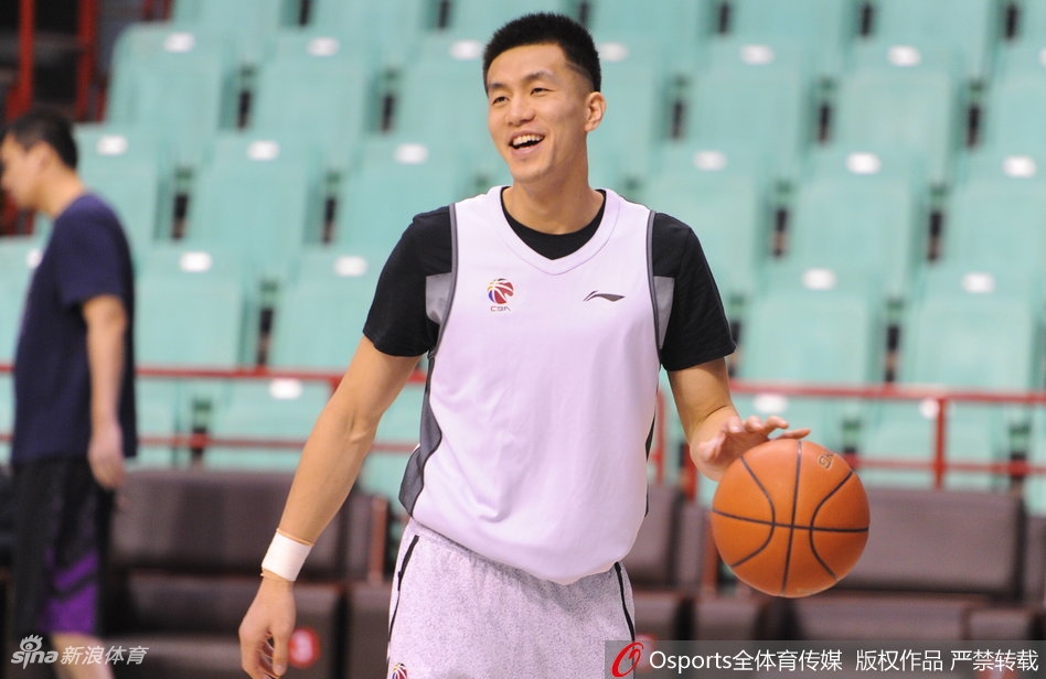 训练结束后,郭艾伦似乎仍意犹未尽,一边放松一边和队友说笑,脸上挂着标志性的“伦式”坏笑。