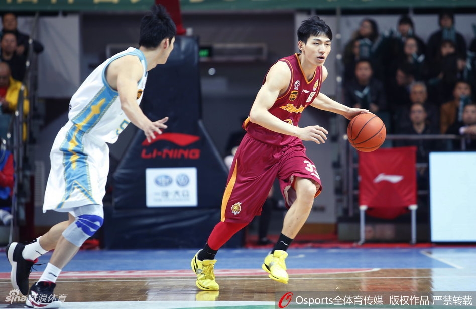 浙江队悍将斯托克斯在福建核心王哲林头顶摘板,他肌肉紧绷,用强悍的身体卡住位置,展现出了不可匹敌的内线统治力