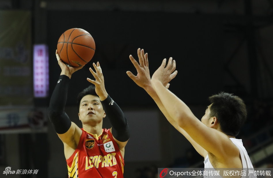 场边的深圳队主教练神情专注，双手拢在嘴边大声向场内队员传达战术指令，激烈的比赛氛围跃然眼前。