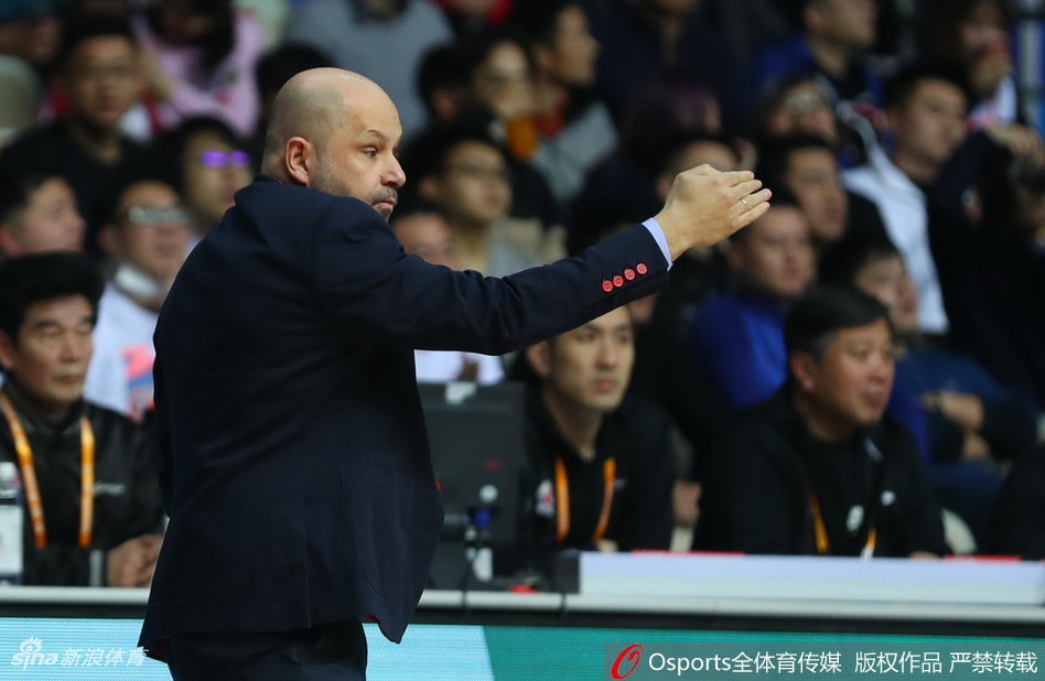 蔡亮持球如利刃般直插禁区，面对补防毫无惧色，空中对抗后将球抛向篮板，哨响球进。