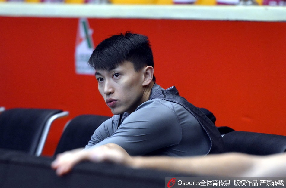 训练间隙，翟晓川与队友刘晓宇击掌交流，两人神情专注，似乎在探讨针对山东队的防守策略。