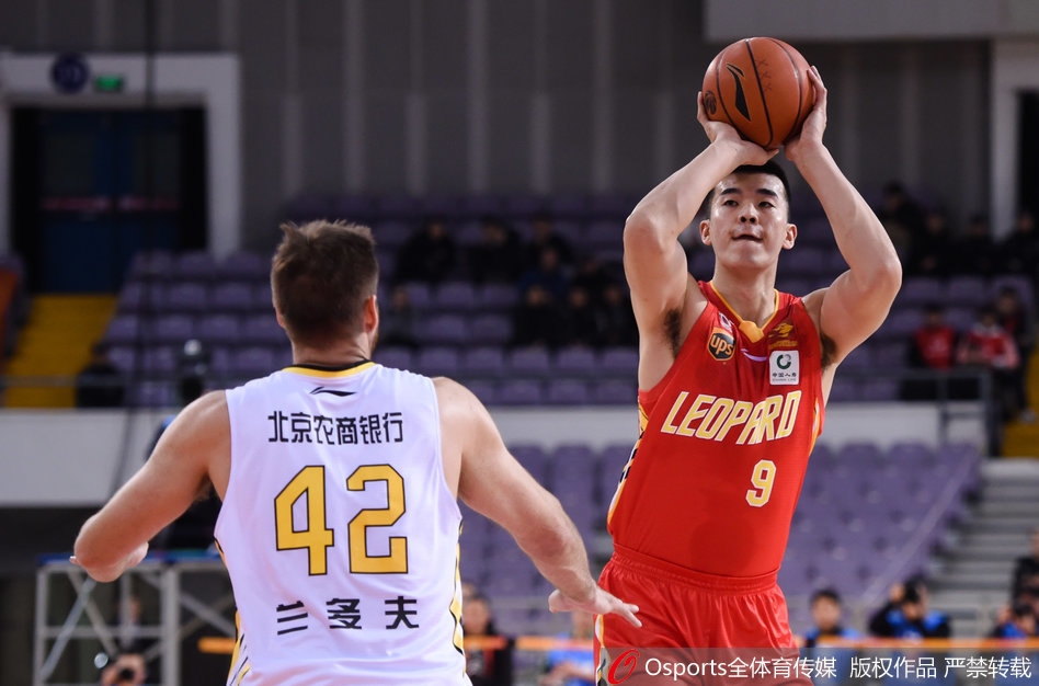 杨敬敏在最后时刻接球出手，全场目光聚焦于篮球飞行的轨迹，遗憾球弹筐而出的瞬间令人扼腕叹息