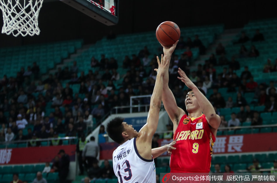 广州队汉斯布鲁与深圳队李慕豪在篮下肌肉碰撞，激烈卡位争夺篮板球，空气中弥漫着德比大战的火药味