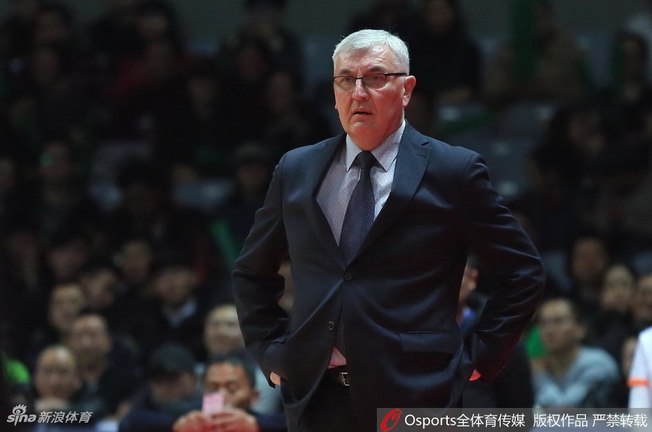 周鹏在防守中寸步不离对手,他张开双臂宛如一堵移动的长城,完全罩住了八一队的传球路线。