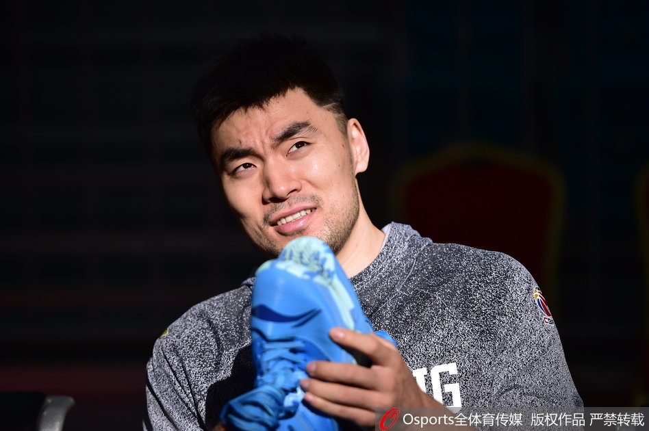 李晓旭在篮下卡位抢篮板，肌肉线条分明，展现出伤愈复出后的良好身体状态