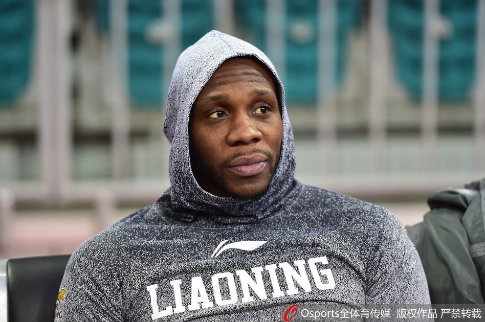 主帅郭士强双手抱胸在场边观战，目光如炬，密切关注着爱徒郭艾伦的每一次触球