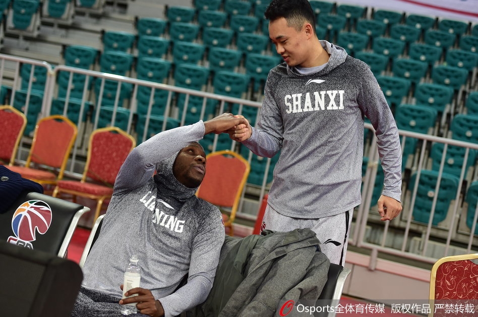 训练结束，赵继伟和郭艾伦击掌相庆，汗水浸透球衣，兄弟情谊与战斗意志尽显无遗