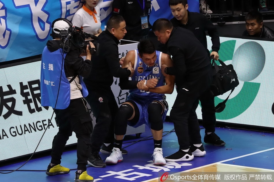 翟晓川带伤坚持回到赛场，手腕上缠着绷带，眼神坚定，他的回归赢得了现场球迷的敬意。