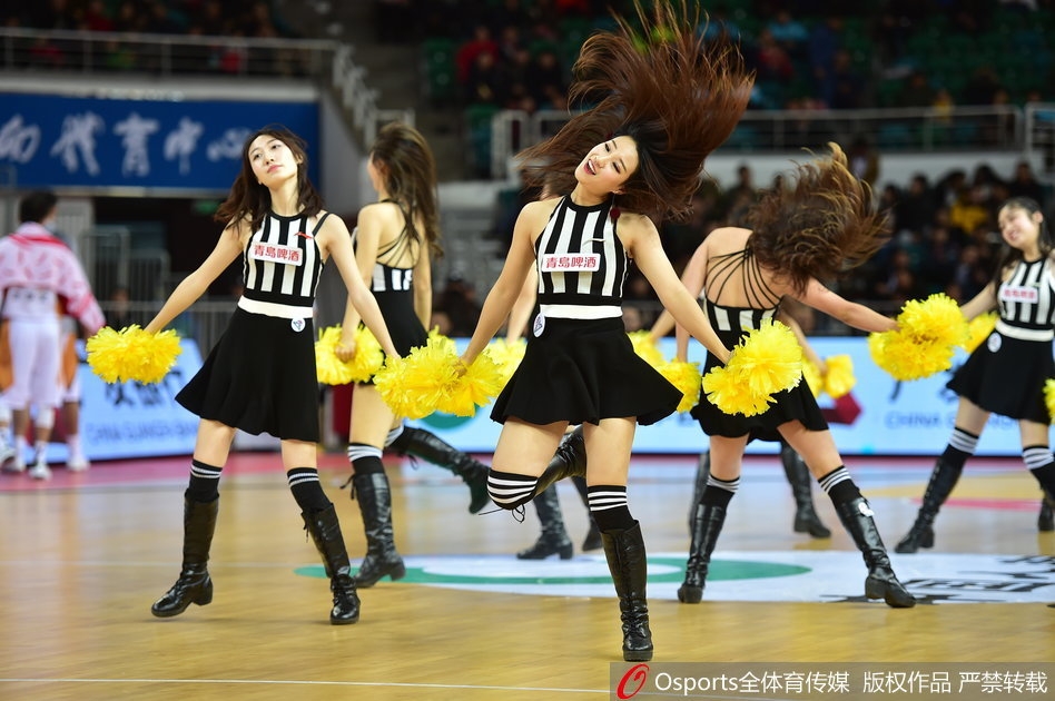 近景镜头下，宝贝们露出灿烂的笑容，整齐的服装和发饰彰显着团队的默契。她们额头微微冒汗，却依然保持着最完美的表情管理，敬业精神令人动容。