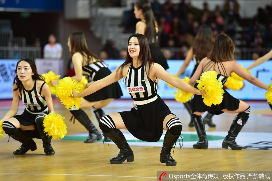 领舞的宝贝站在最前方，她手持金色花球，眼神坚定自信。身后队友形成完美的三角形站位，满屏的活力仿佛要冲破画面，让人感受到现场震耳欲聋的欢呼。